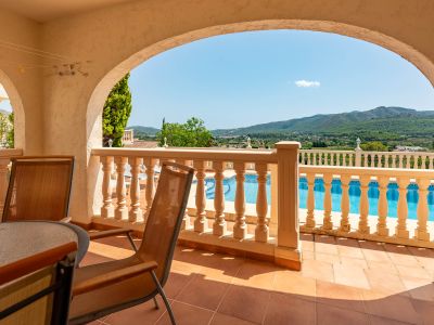 Terrasse couverte avec vue sur la piscine