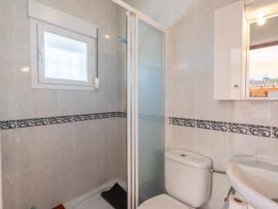 Salle de bains avec douche