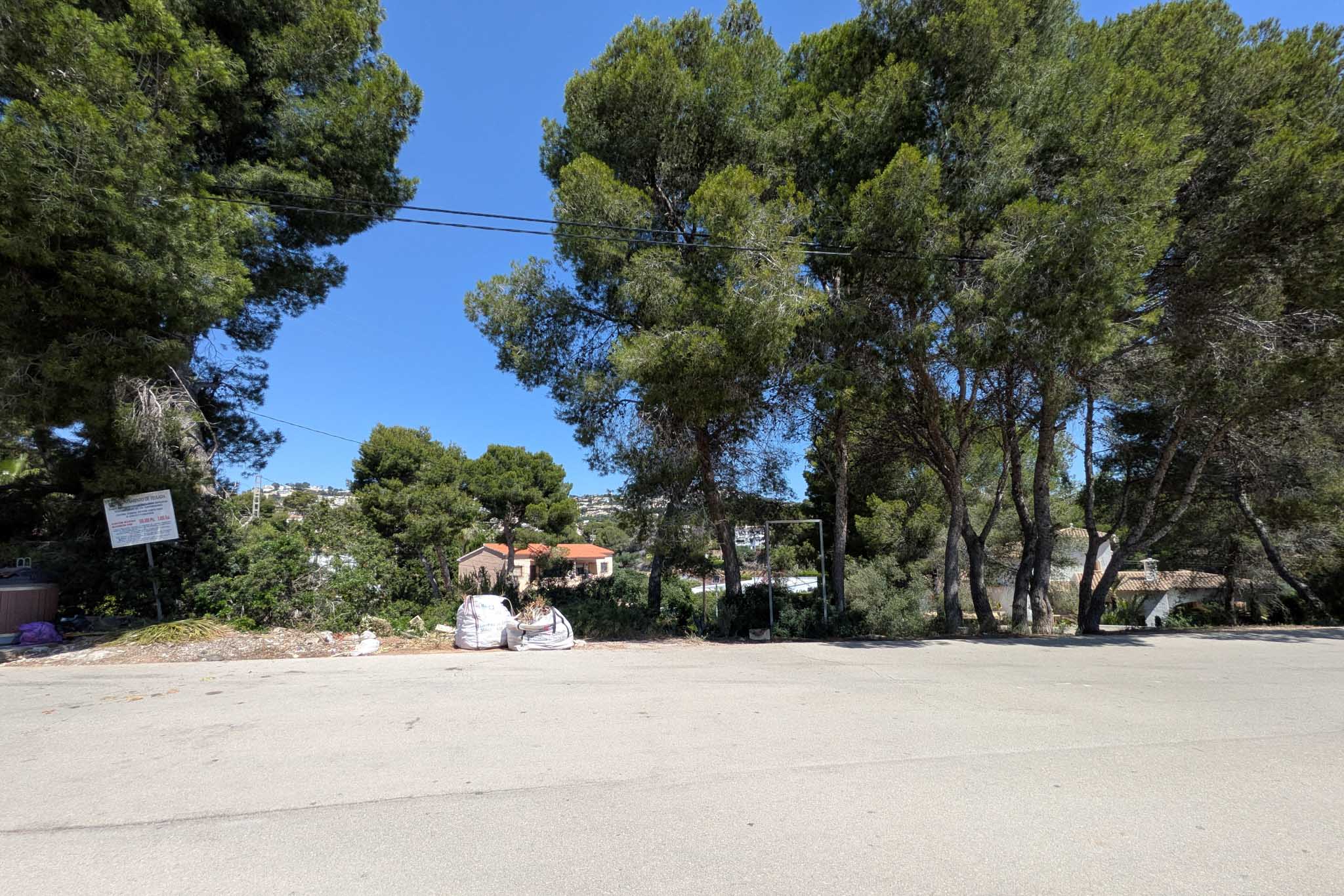 Vue du terrain depuis la rue