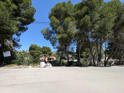 Vue du terrain depuis la rue