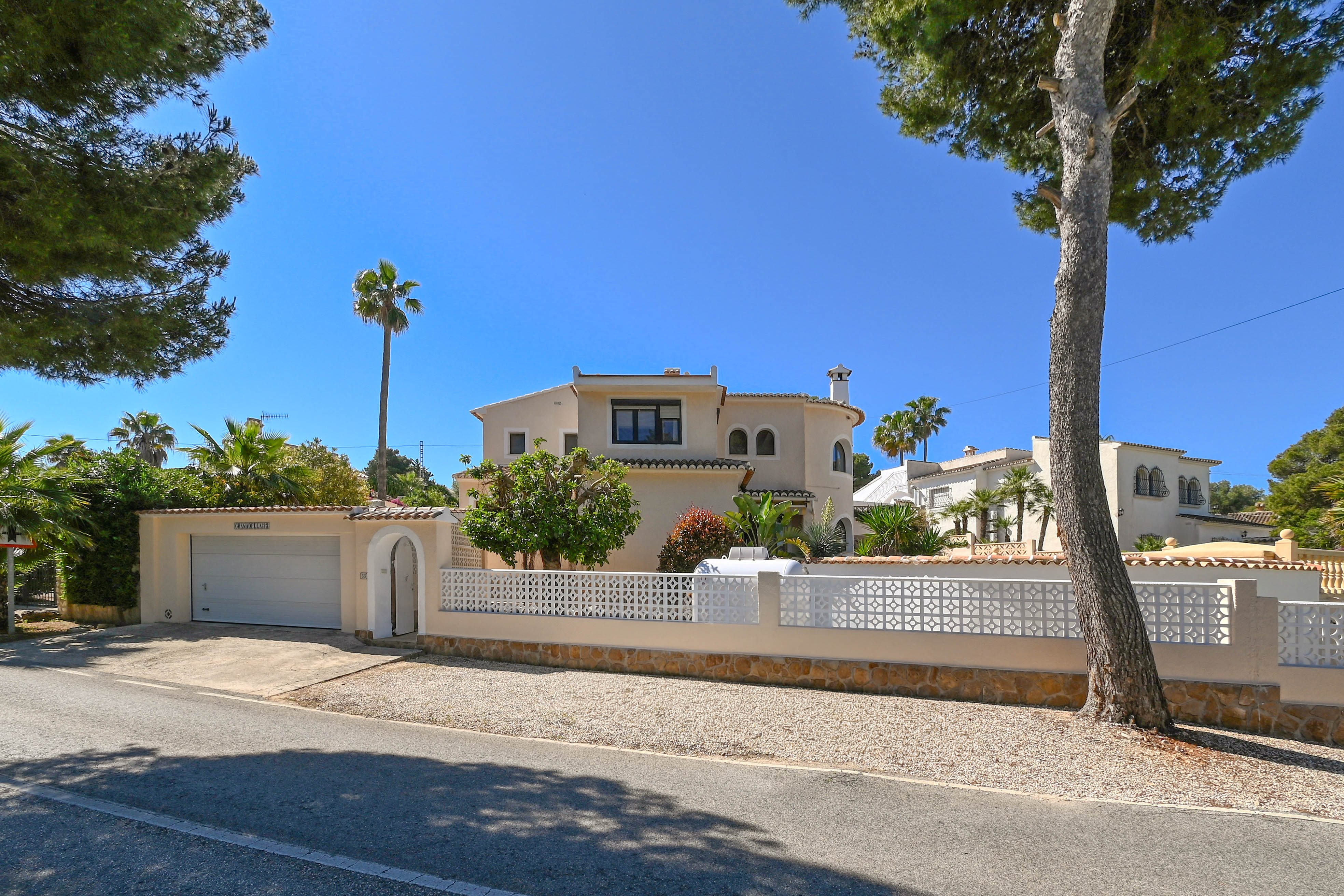 Villa méditerranéenne avec appartement d’invités, piscine et jardin à Jávea Villa méditerranéenne avec appartement d’invités, piscine et jardin à Jávea