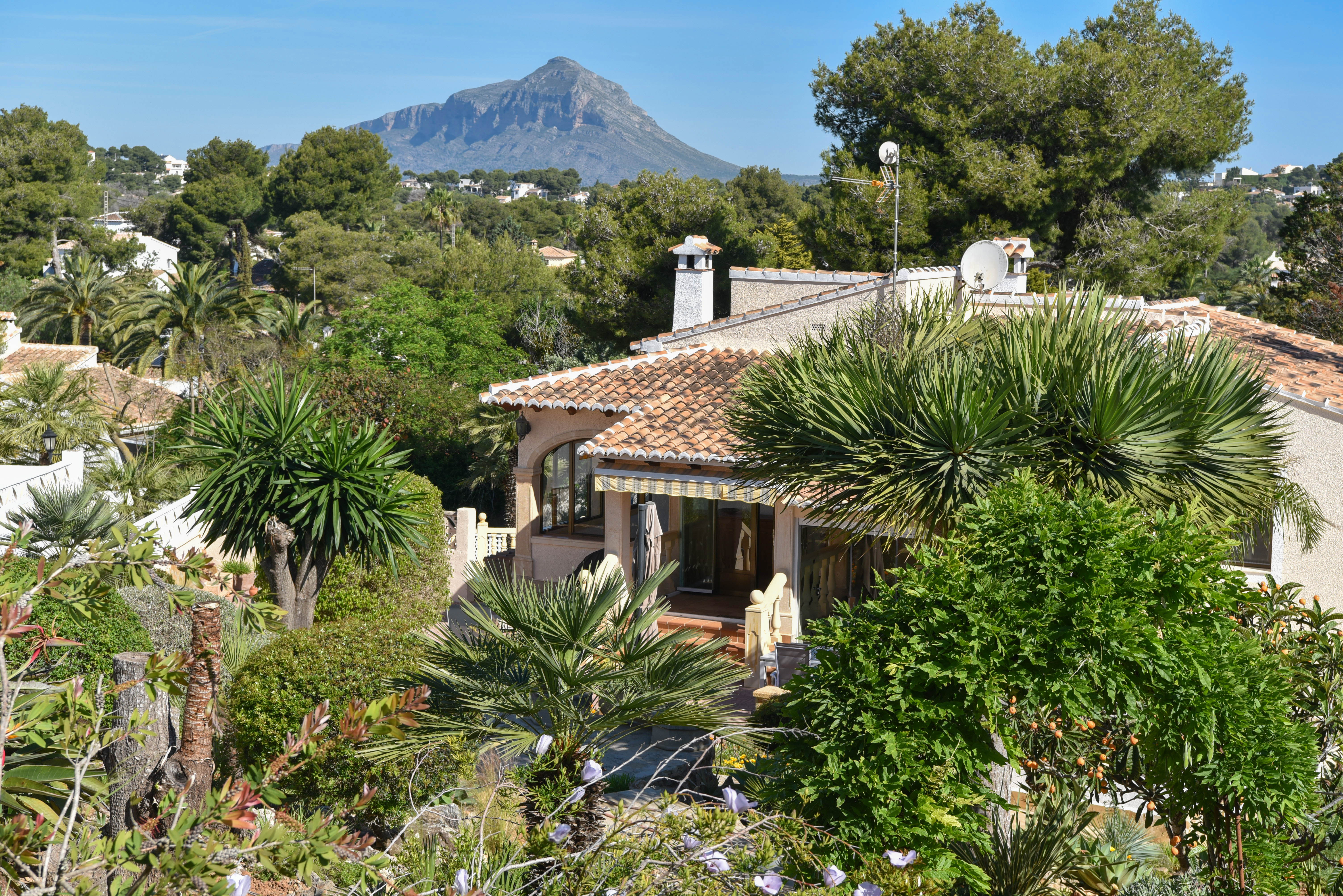 Villa méditerranéenne avec appartement d’invités, piscine et jardin à Jávea Villa méditerranéenne avec appartement d’invités, piscine et jardin à Jávea