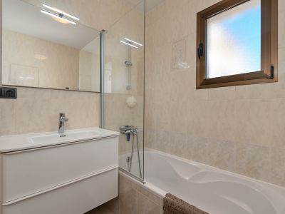 Villa méditerranéenne avec appartement d’invités, piscine et jardin à Jávea