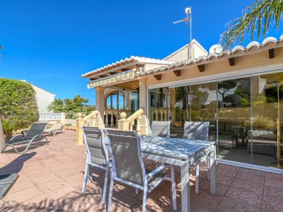 Villa méditerranéenne avec appartement d’invités, piscine et jardin à Jávea