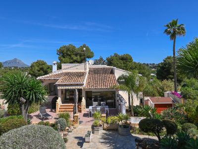 Villa méditerranéenne avec appartement d’invités, piscine et jardin à Jávea