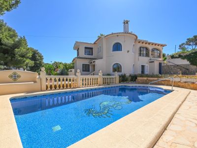 Villa méditerranéenne avec appartement d’invités, piscine et jardin à Jávea