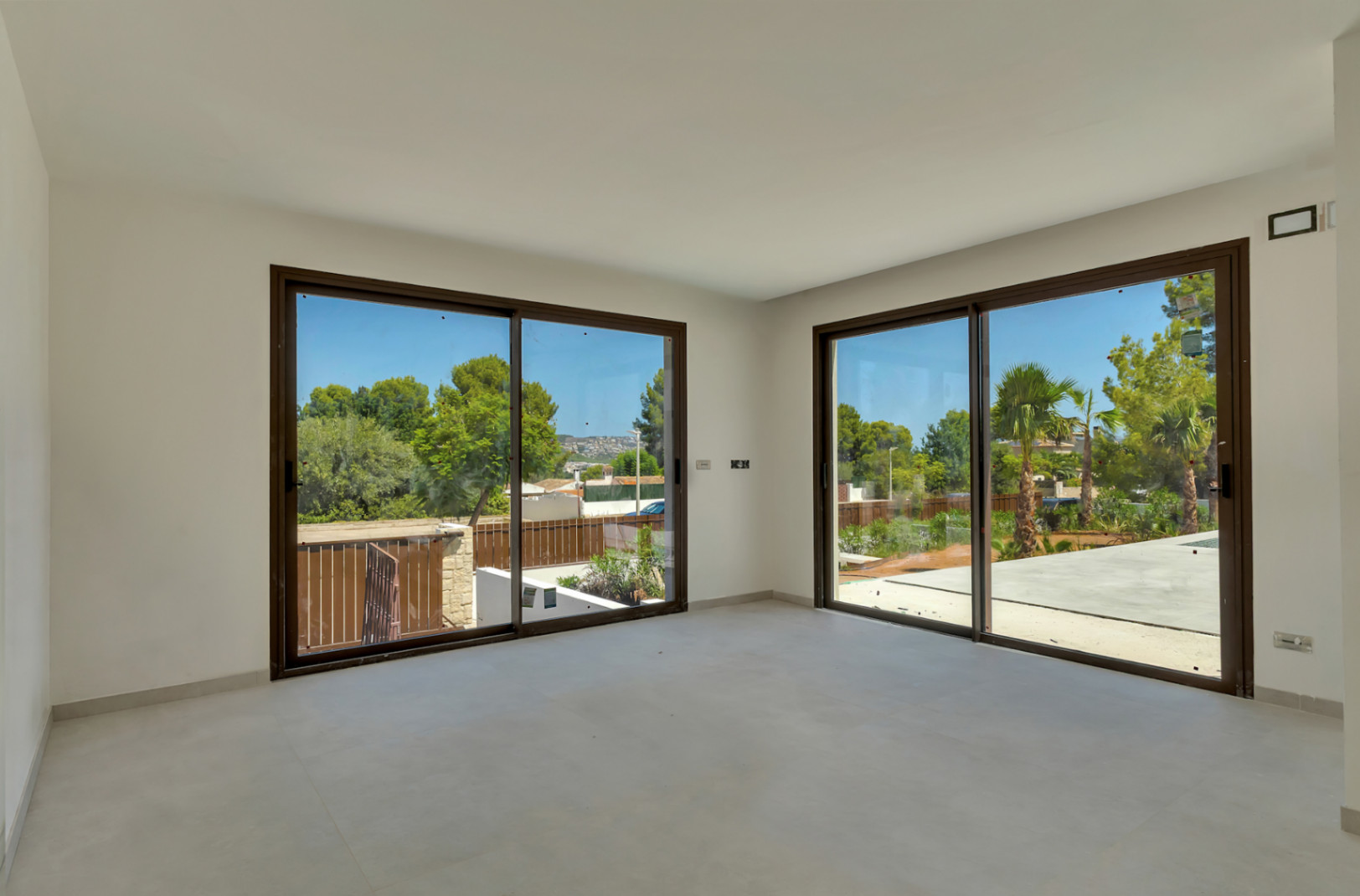 Pièce avec baies vitrées coulissantes