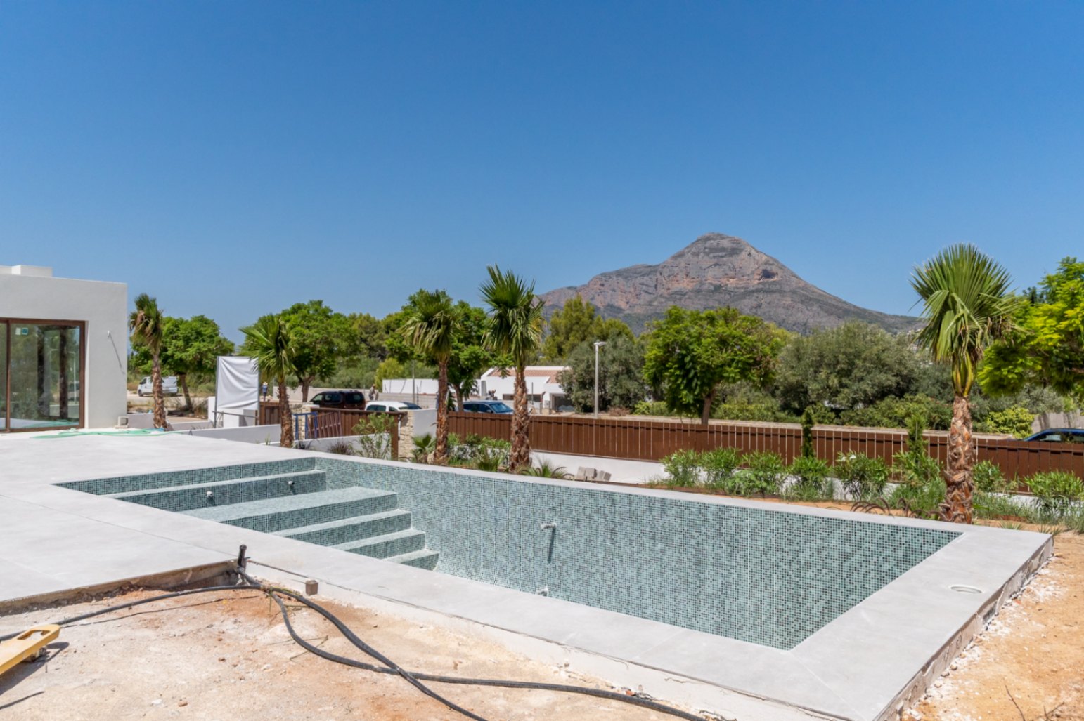 Piscine avec vue sur la montagne