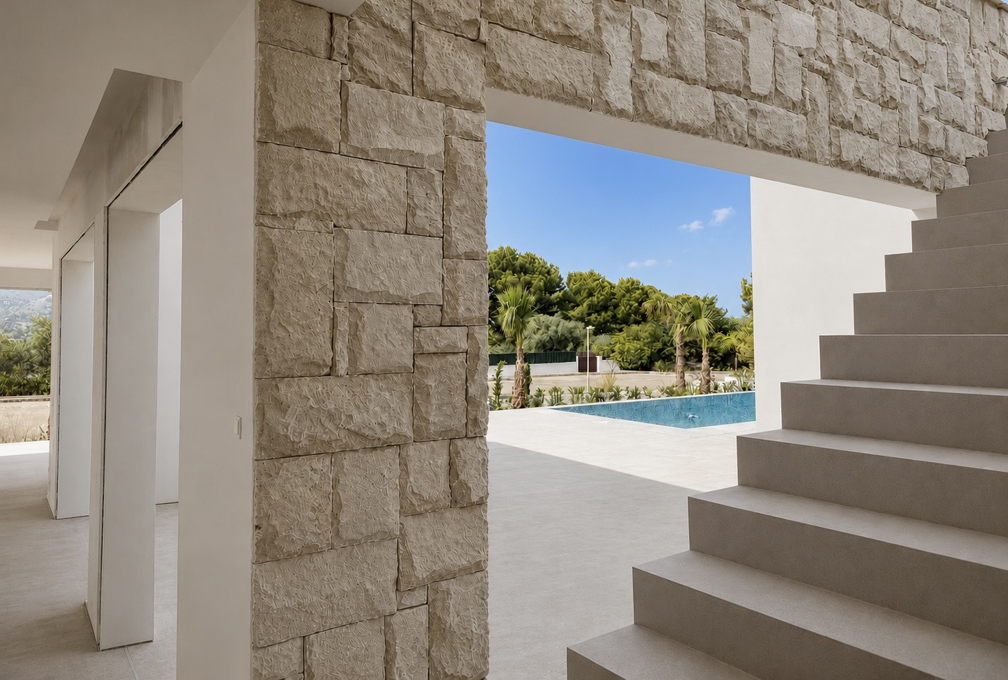 Escalier avec vue sur la piscine