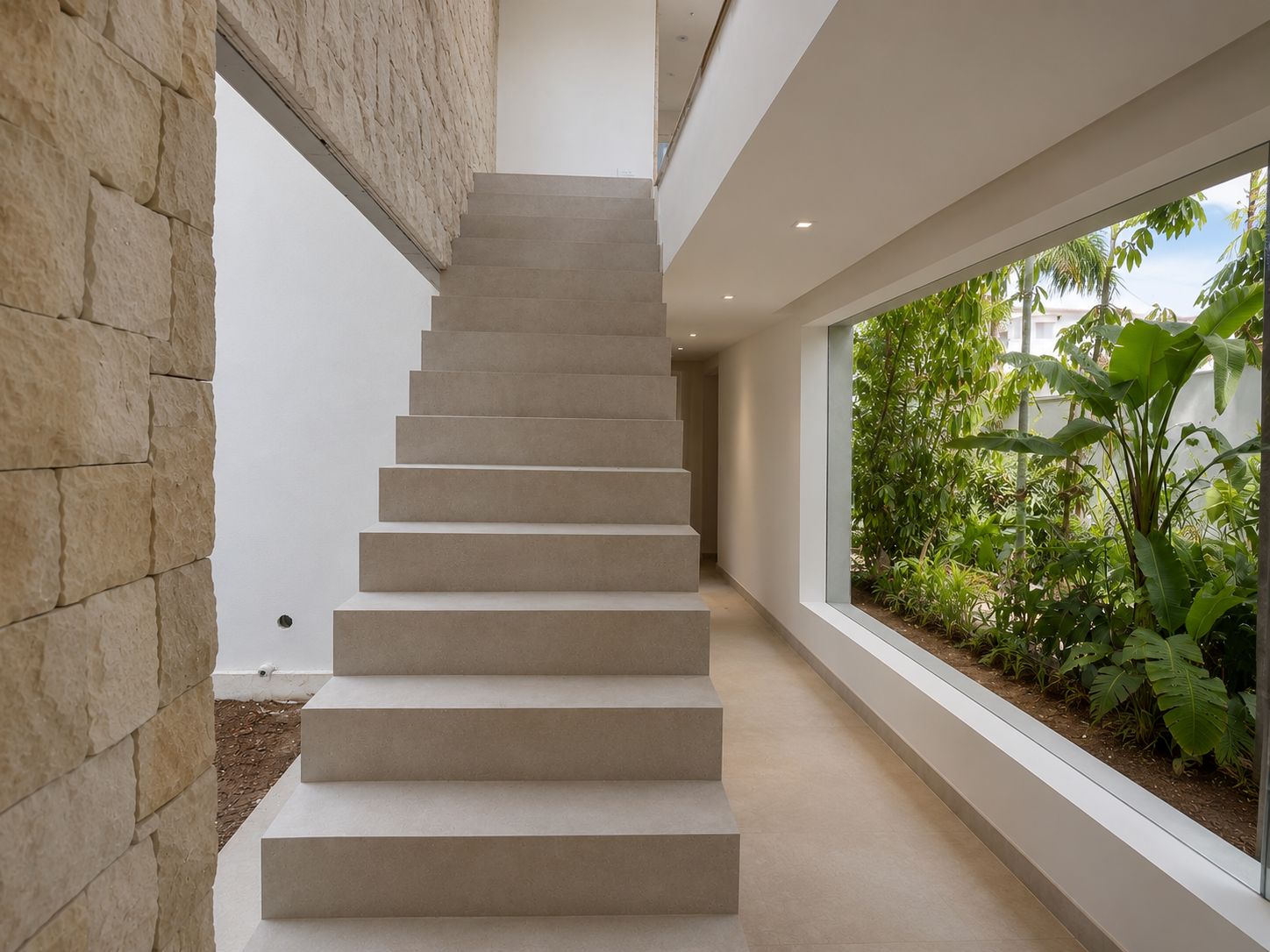Escalier intérieur et couloir
