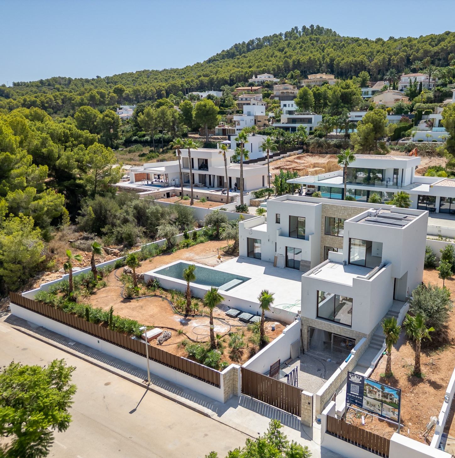 Vue aérienne de la villa et de la piscine