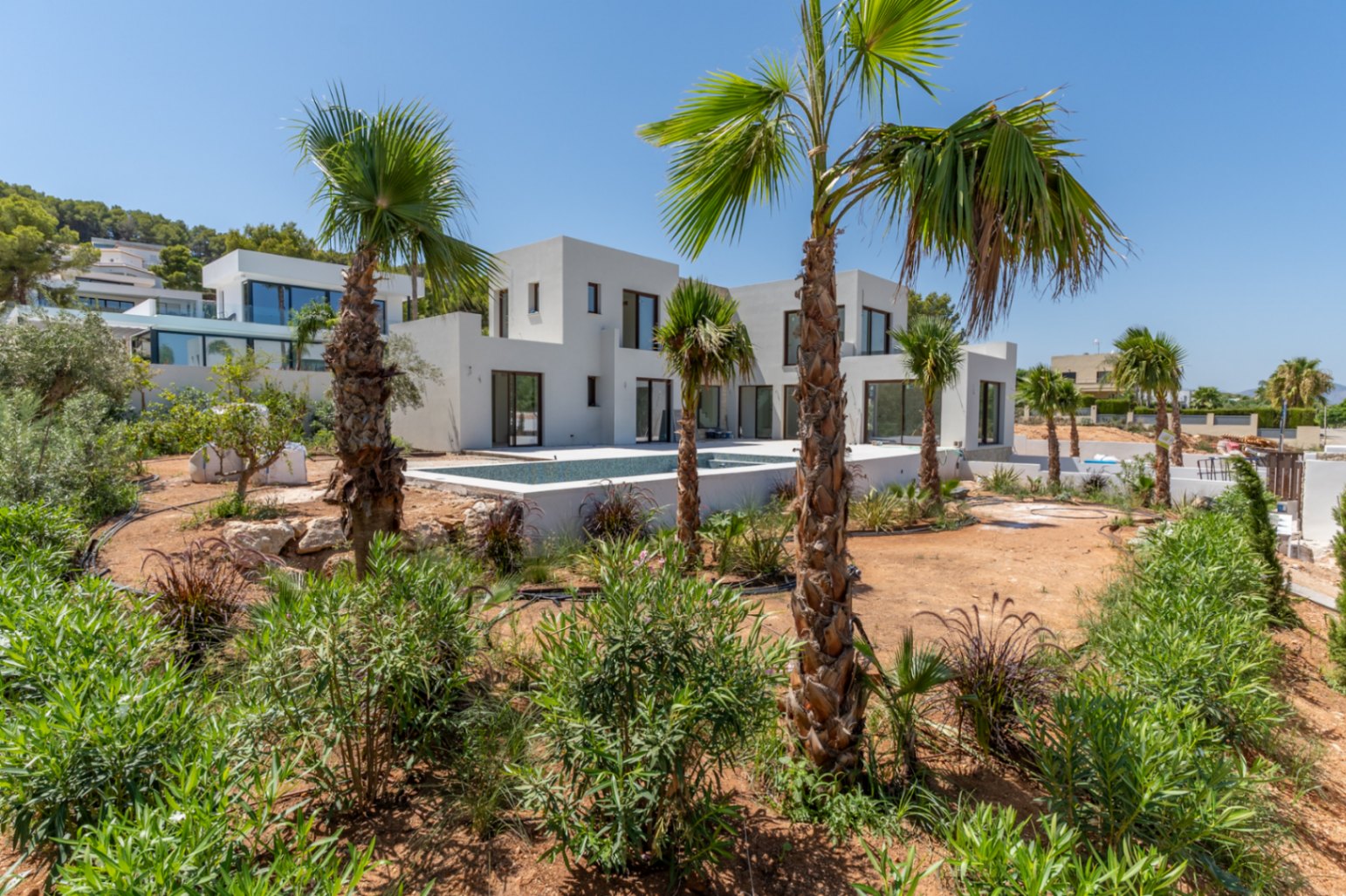Extérieur avec jardin et piscine