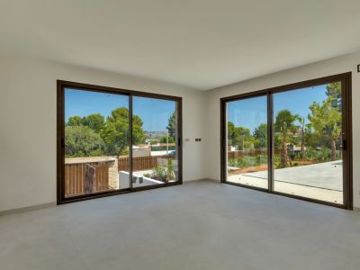 Pièce avec baies vitrées coulissantes