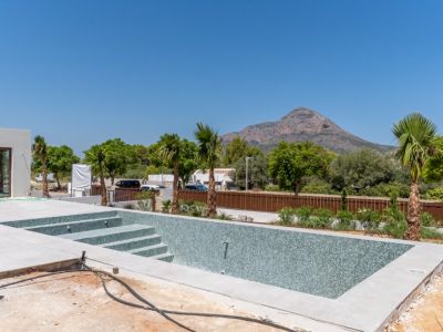 Piscine avec vue sur la montagne