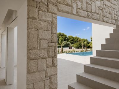 Escalier avec vue sur la piscine