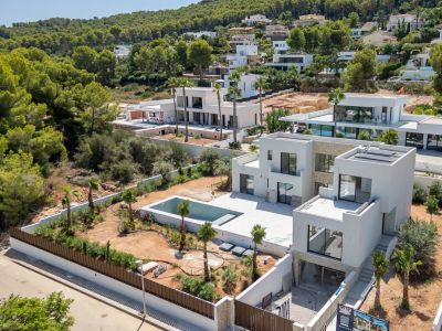 Vue aérienne de la villa et de la piscine