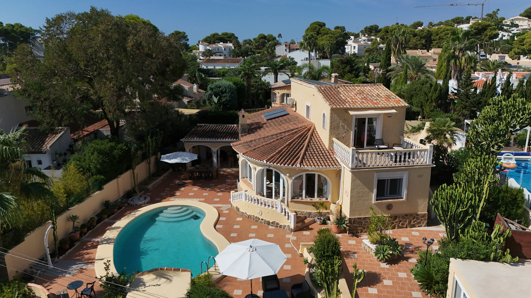 Vue aérienne de la villa et piscine