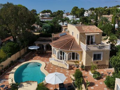 Vue aérienne de la villa et piscine