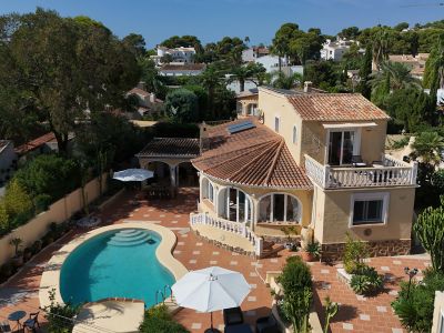 Extérieur de la villa avec piscine