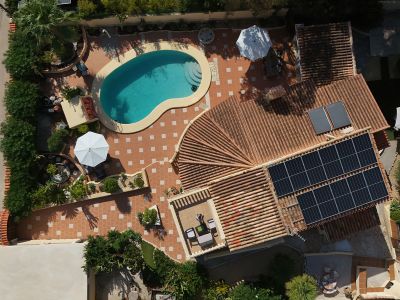 Vue aérienne de la propriété avec piscine
