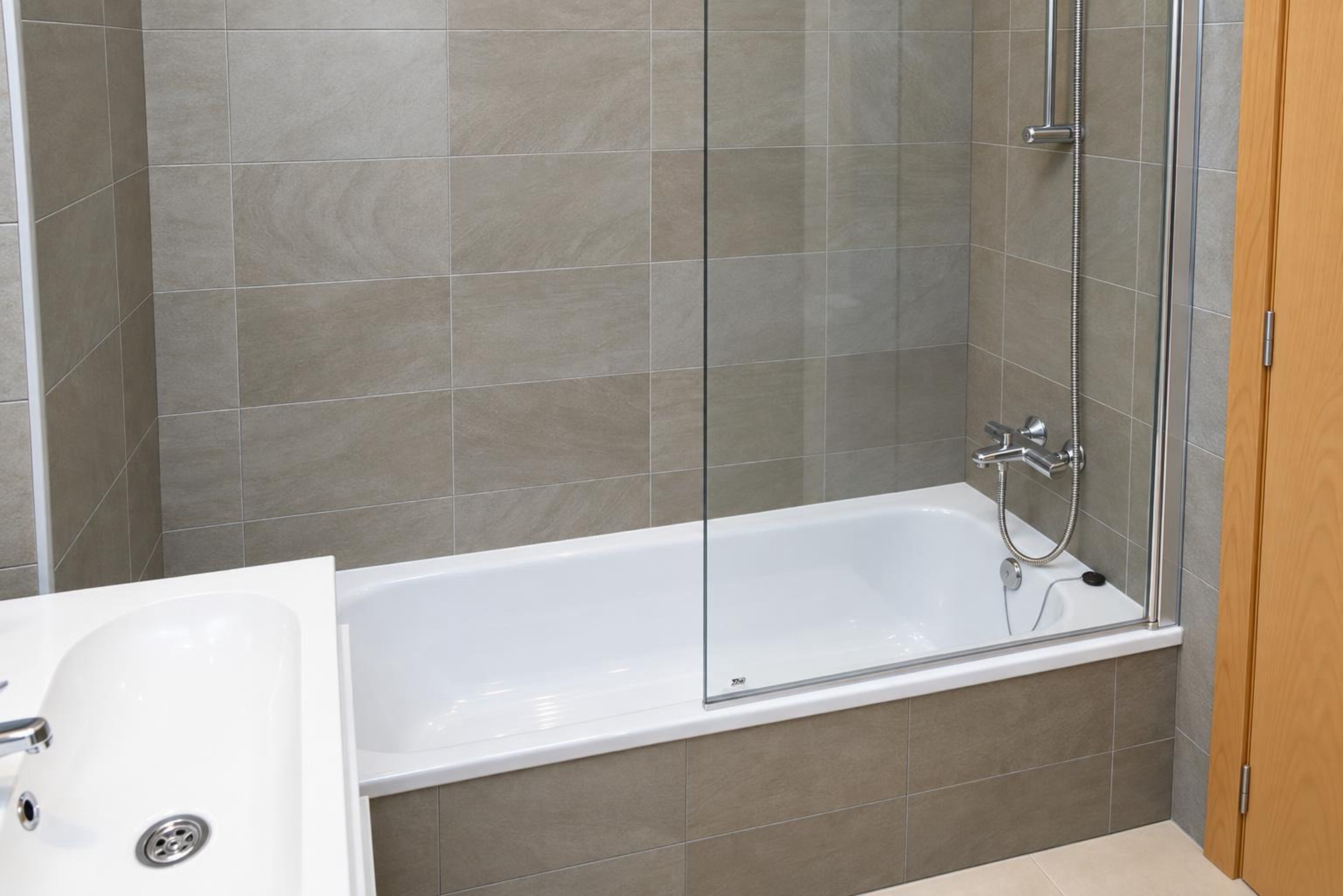Salle de bains avec baignoire
