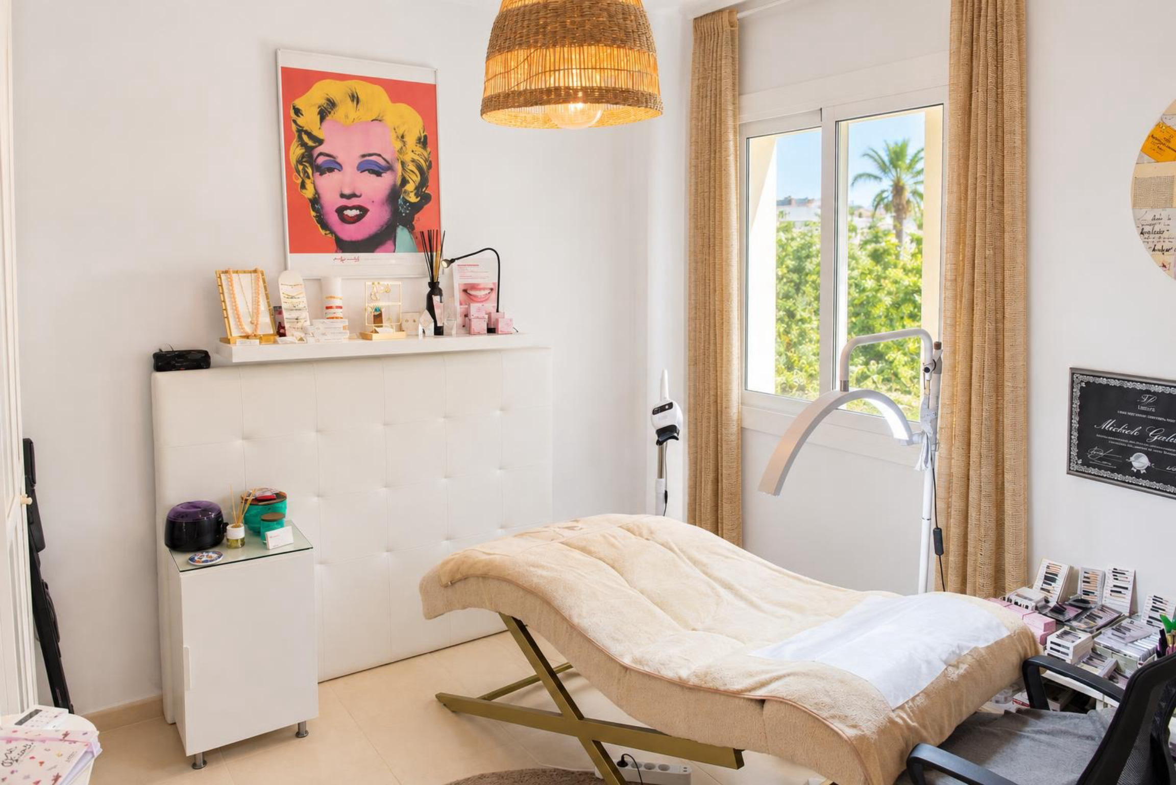 Chambre avec fenêtre extérieure