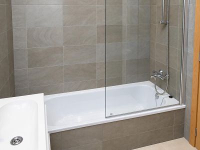 Salle de bains avec baignoire