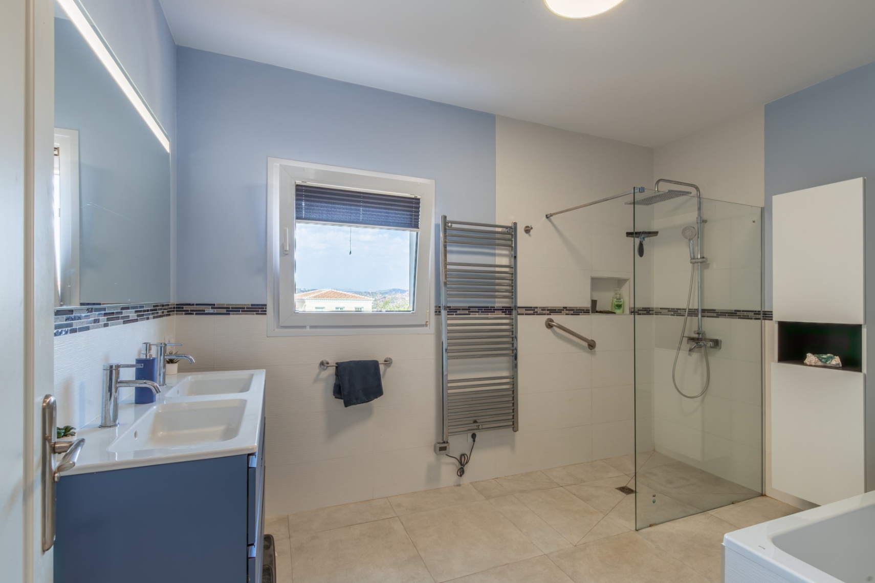 Salle de bains avec douche