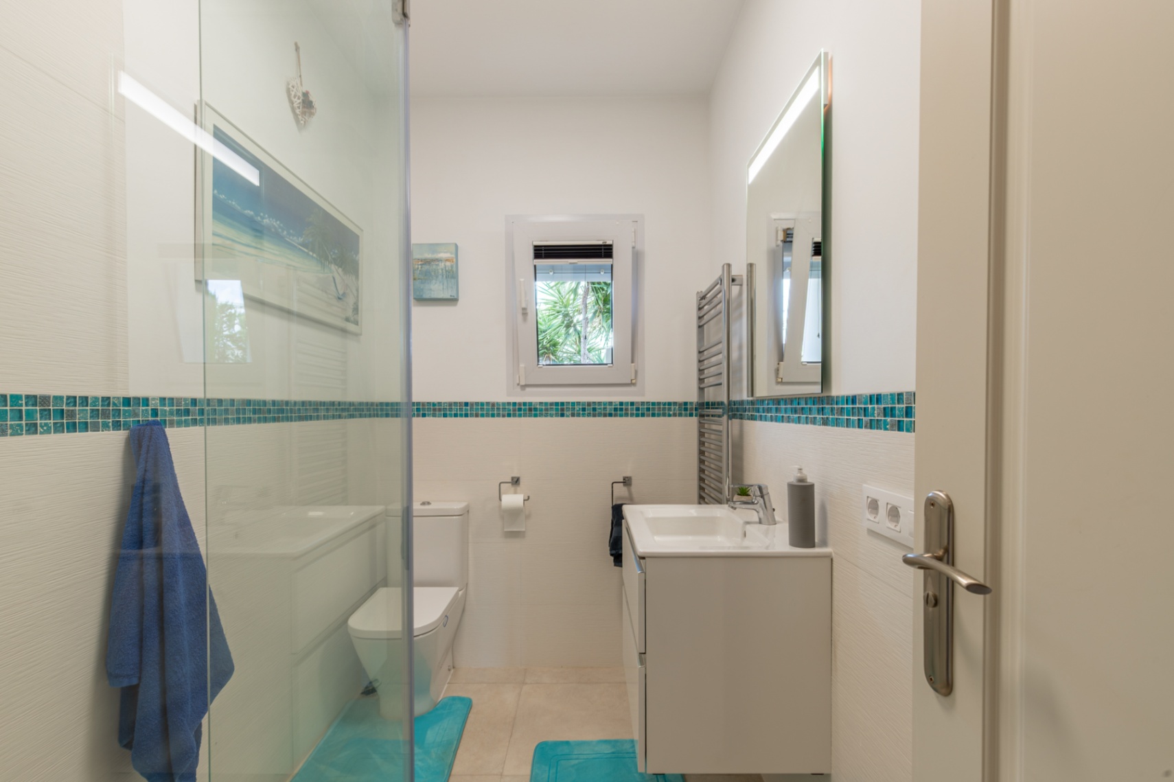 Salle de bains avec douche