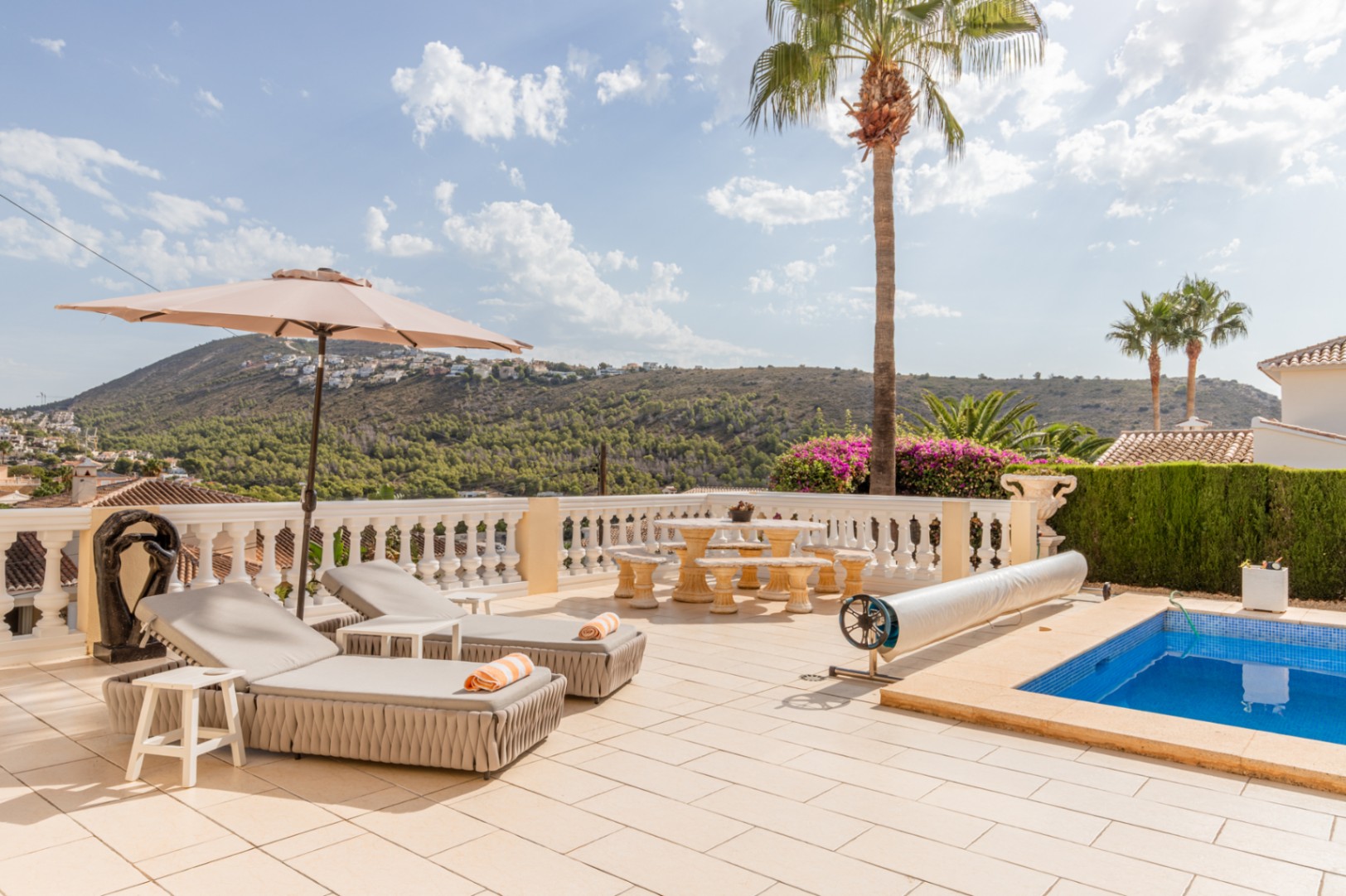 Terrasse de la piscine avec vue