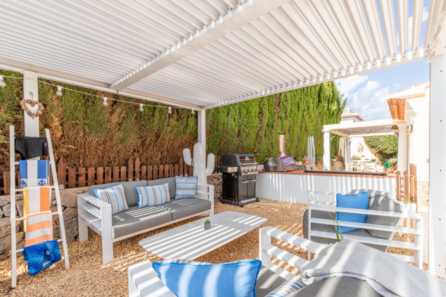 Terrasse couverte avec barbecue