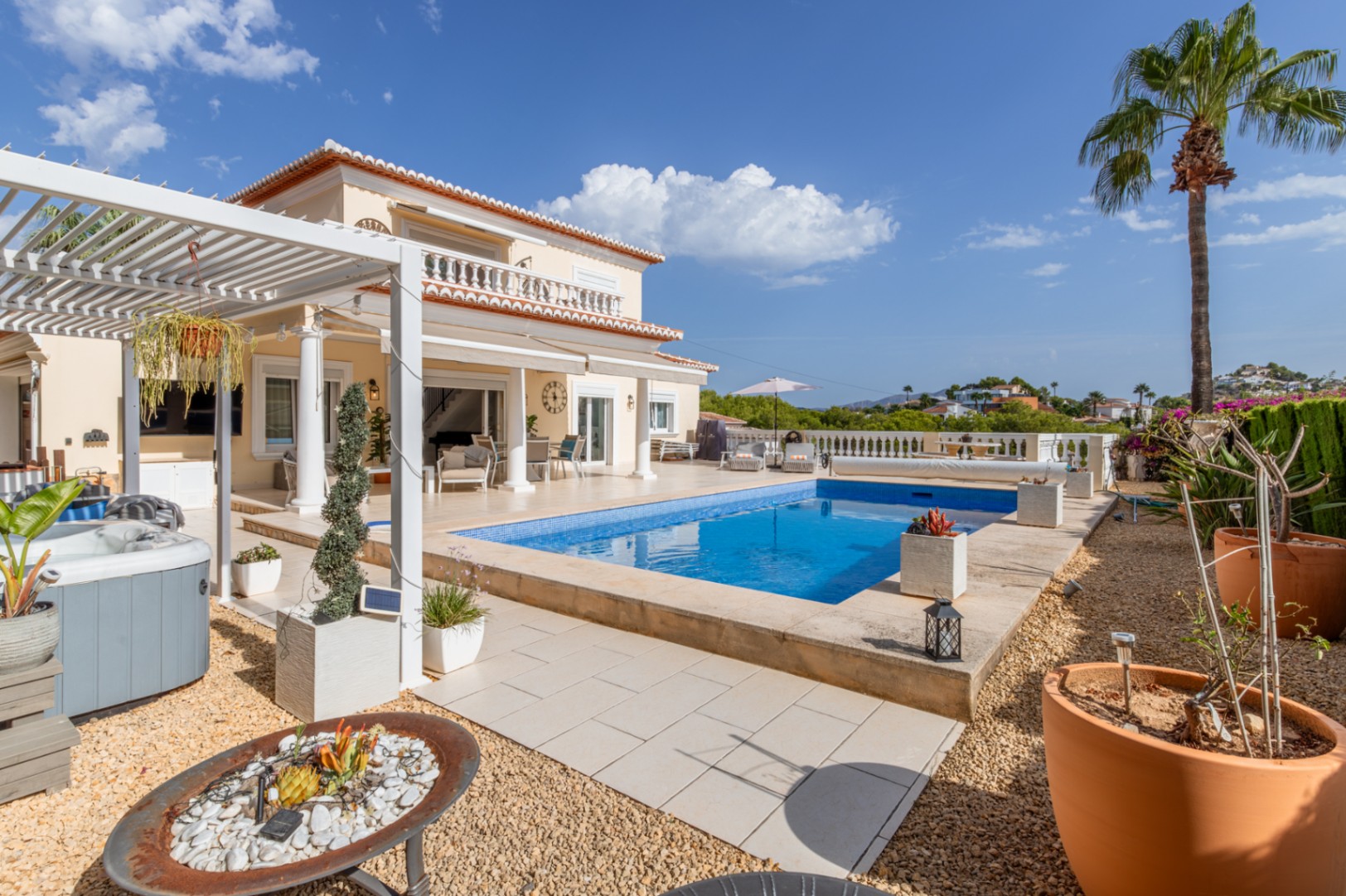 Piscine et terrasse extérieure