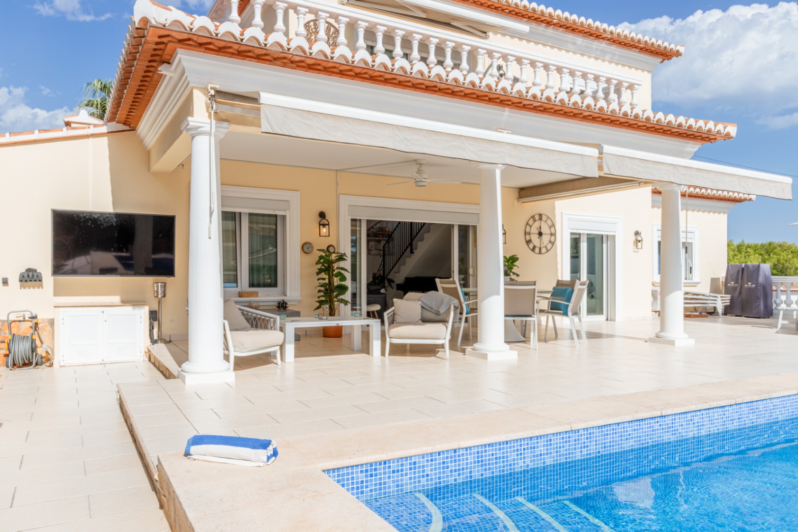 Terrasse couverte et piscine