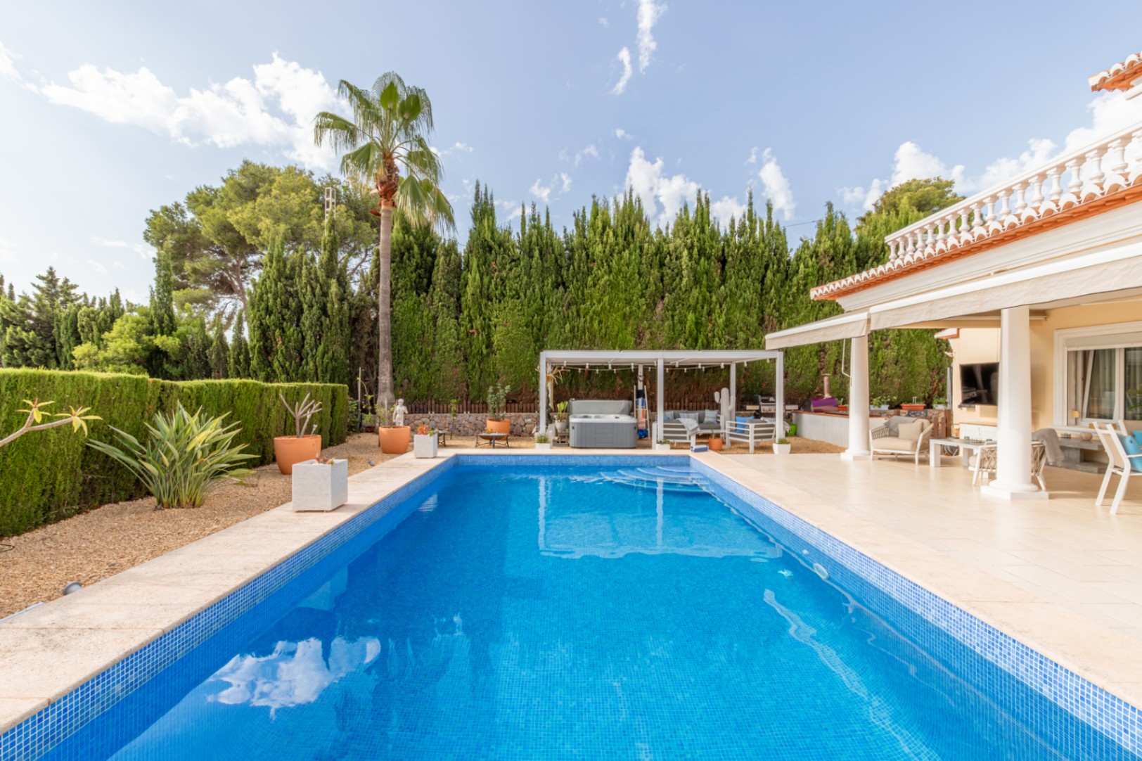 Piscine et terrasse extérieure