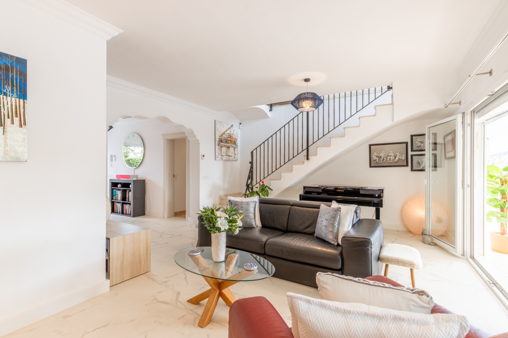 Salon avec escalier