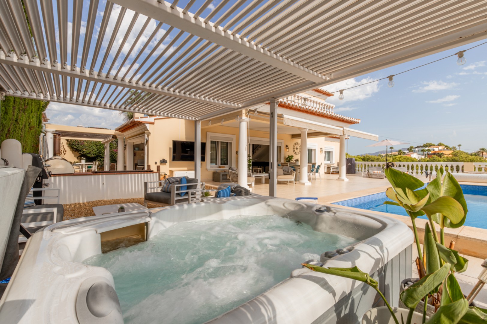 Terrasse avec jacuzzi et piscine