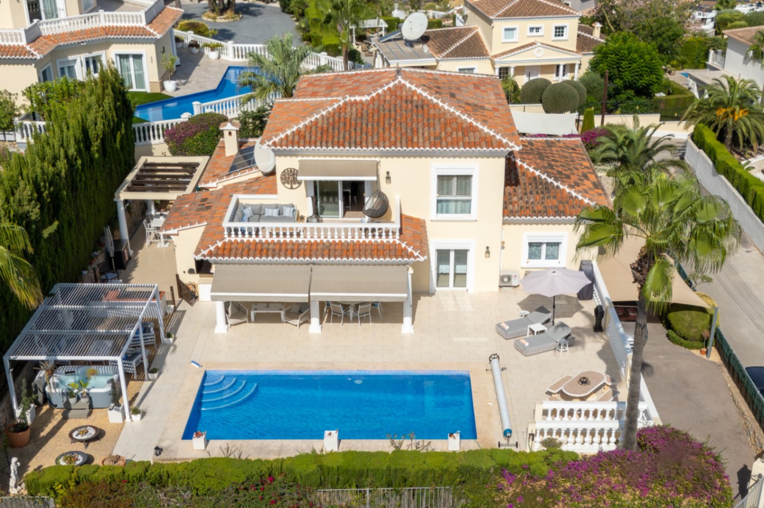 Extérieur de la villa avec piscine