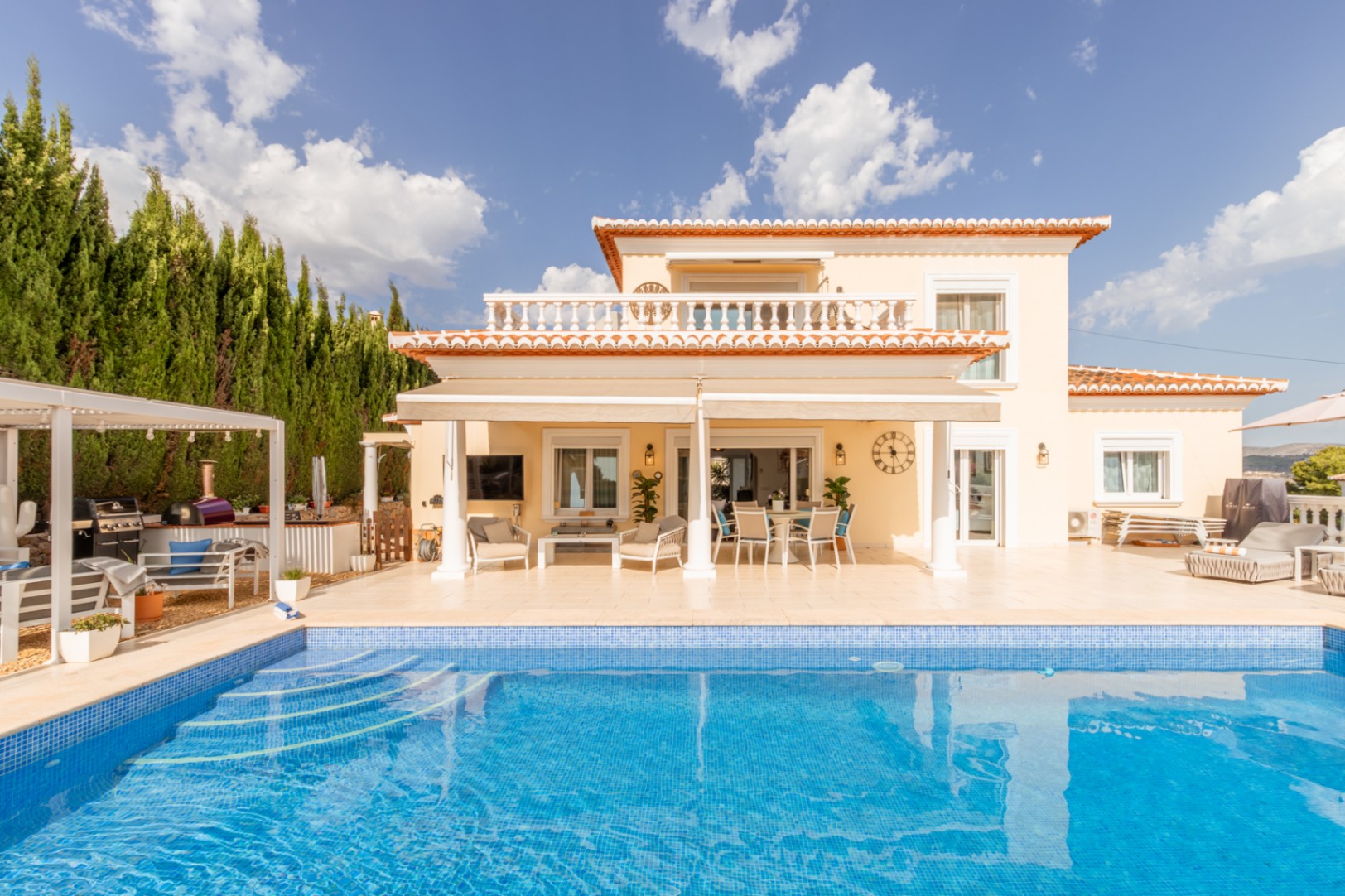 Piscine et terrasse de la villa