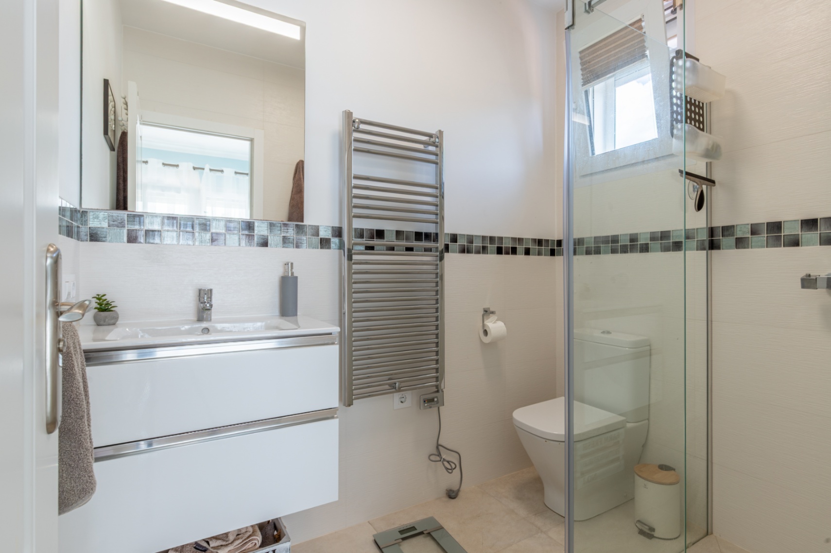 Salle de bains avec douche