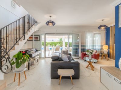 Salon avec accès à la terrasse