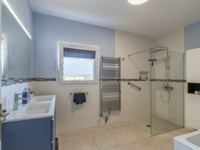 Salle de bains avec douche