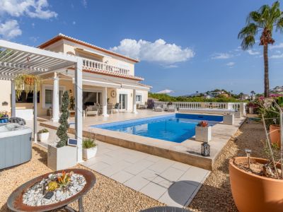 Piscine et terrasse extérieure