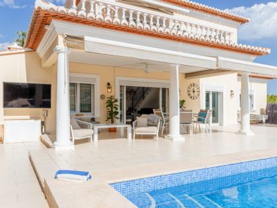 Terrasse couverte et piscine