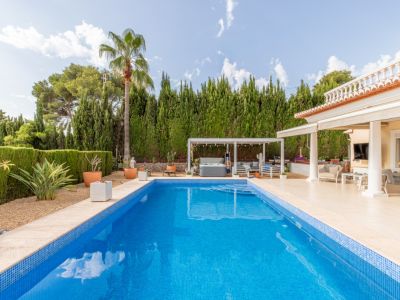 Piscine et terrasse extérieure