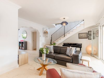 Salon avec escalier