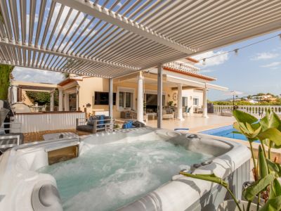 Terrasse avec jacuzzi et piscine