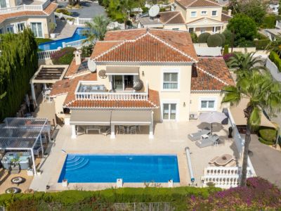 Extérieur de la villa avec piscine