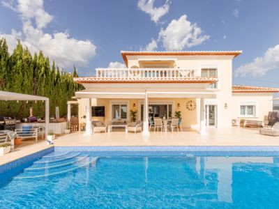 Piscine et terrasse de la villa