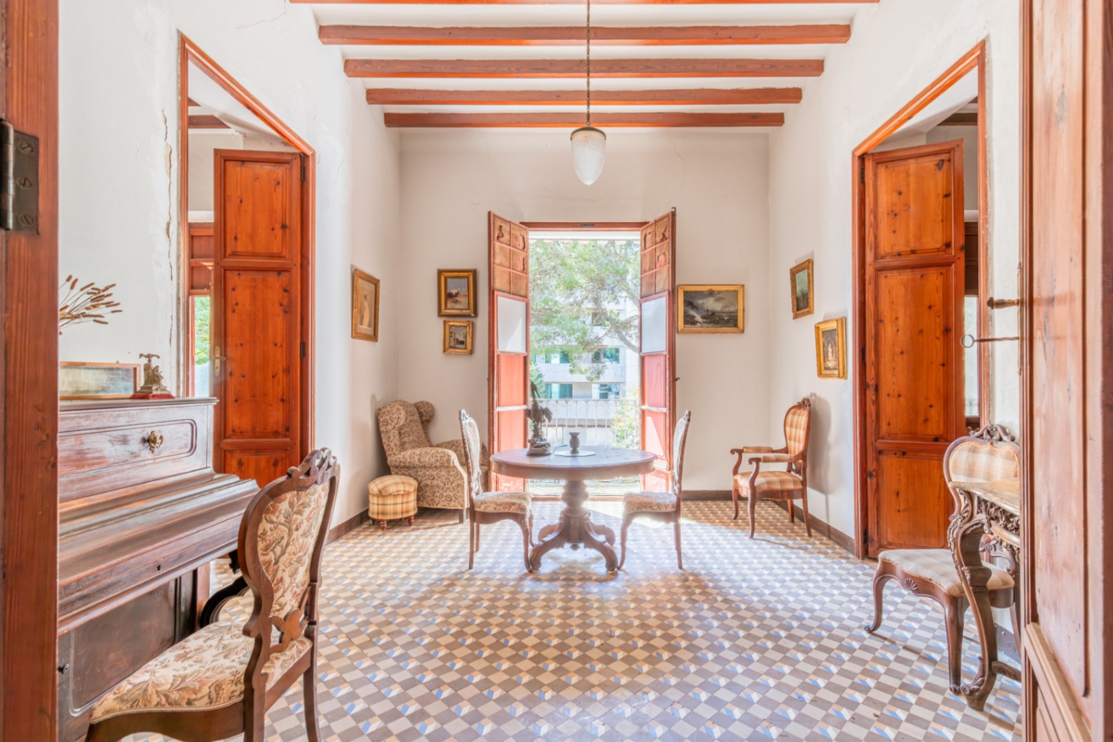 Salon avec accès au balcon