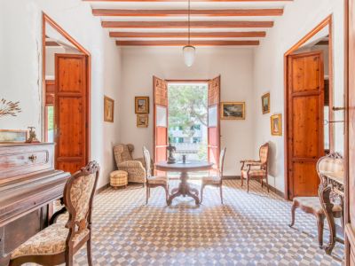 Salon avec accès au balcon